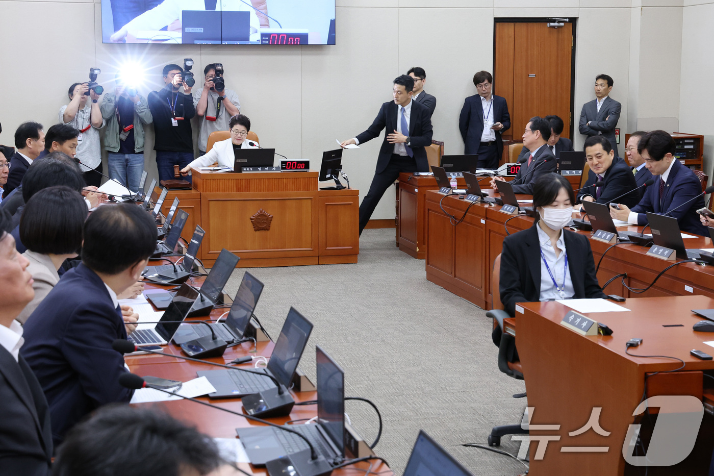 (서울=뉴스1) 신웅수 기자 = 임이자 위원장이 20일 서울 여의도 국회에서 열린 재정경제기획위원회 전체회의에서 한국은행 총재후보자(신현송) 인사청문경과보고서 채택의 건을 가결하고 …