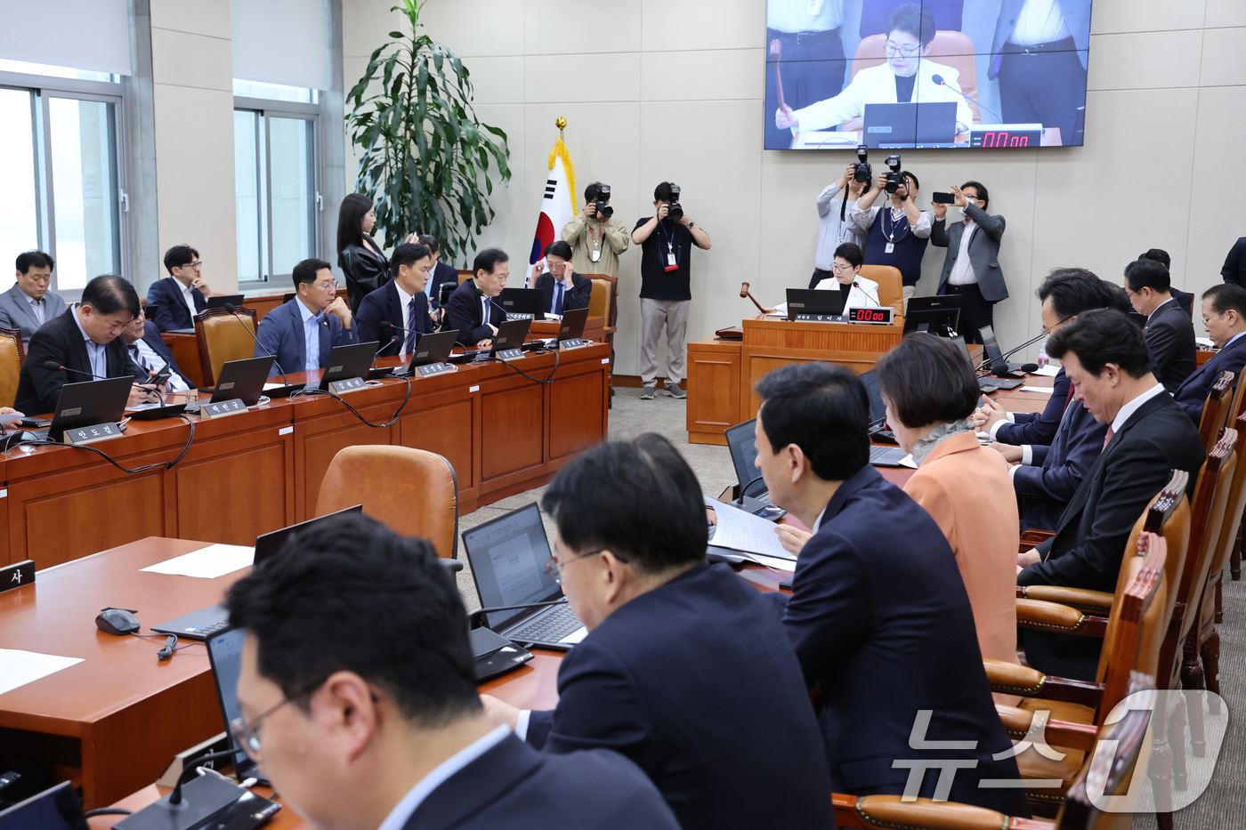 (서울=뉴스1) 신웅수 기자 = 임이자 위원장이 20일 서울 여의도 국회에서 열린 재정경제기획위원회 전체회의에서 한국은행 총재후보자(신현송) 인사청문경과보고서 채택의 건을 가결하고 …