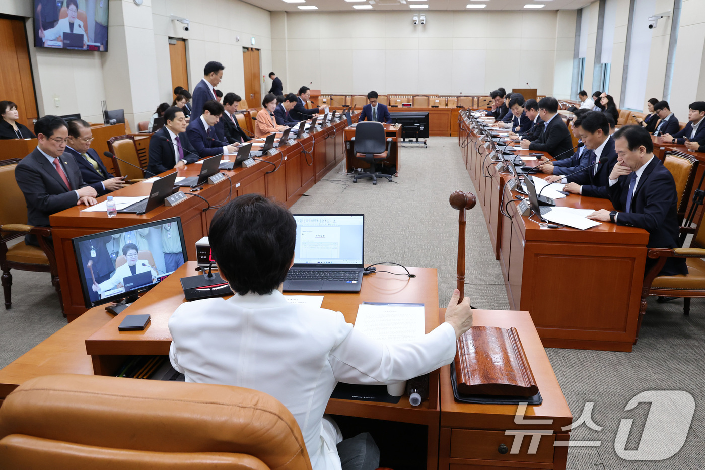 (서울=뉴스1) 신웅수 기자 = 임이자 위원장이 20일 서울 여의도 국회에서 열린 재정경제기획위원회 전체회의에서 한국은행 총재후보자(신현송) 인사청문경과보고서 채택의 건을 가결하고 …