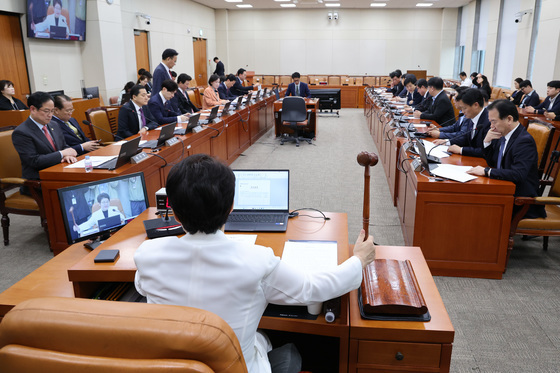 인사청문보고서 채택하는 임이자 위원장