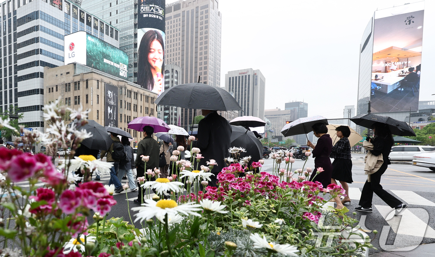 (서울=뉴스1) 최지환 기자 = 봄비가 내린 20일 오후 서울 종로구 광화문광장에서 시민들이 우산을 쓰고 발걸음을 옮기고 있다. 2026.4.20/뉴스1