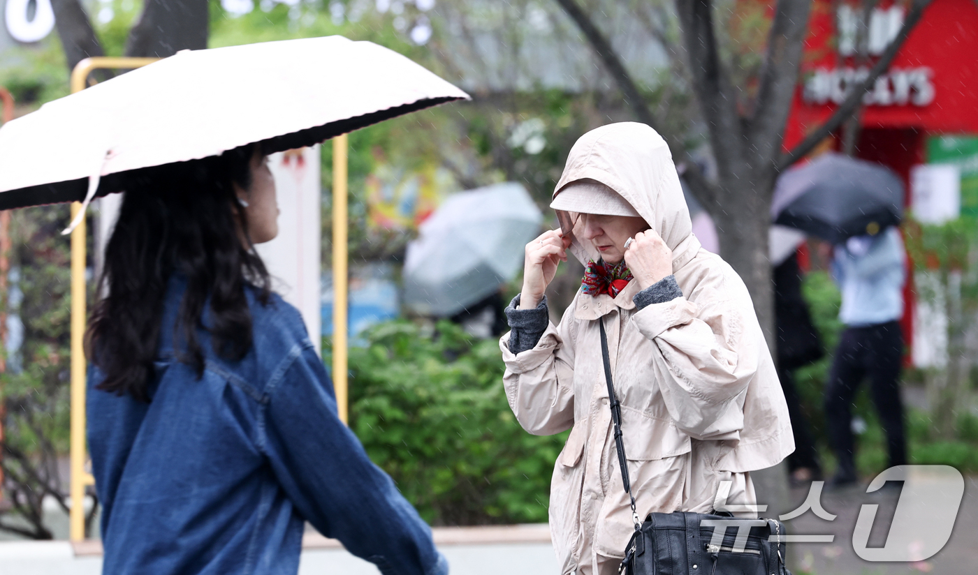 (서울=뉴스1) 최지환 기자 = 봄비가 내린 20일 오후 서울 종로구 광화문광장에서 시민들이 우산을 쓰고 발걸음을 옮기고 있다. 2026.4.20/뉴스1