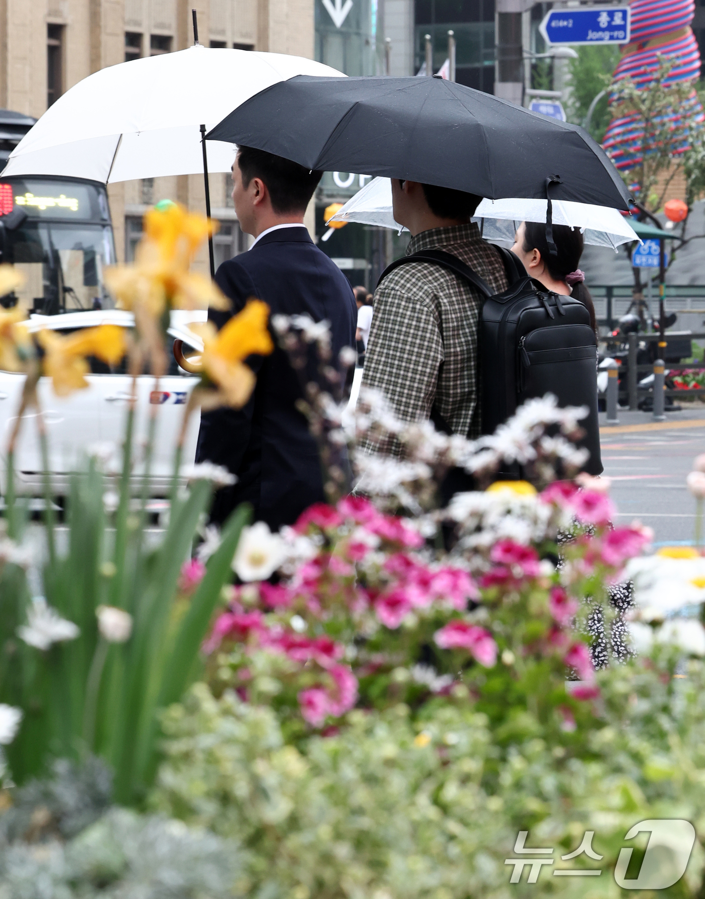 (서울=뉴스1) 최지환 기자 = 봄비가 내린 20일 오후 서울 종로구 광화문광장에서 시민들이 우산을 쓰고 발걸음을 옮기고 있다. 2026.4.20/뉴스1