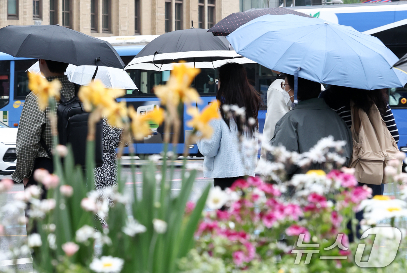 (서울=뉴스1) 최지환 기자 = 봄비가 내린 20일 오후 서울 종로구 광화문광장에서 시민들이 우산을 쓰고 발걸음을 옮기고 있다. 2026.4.20/뉴스1