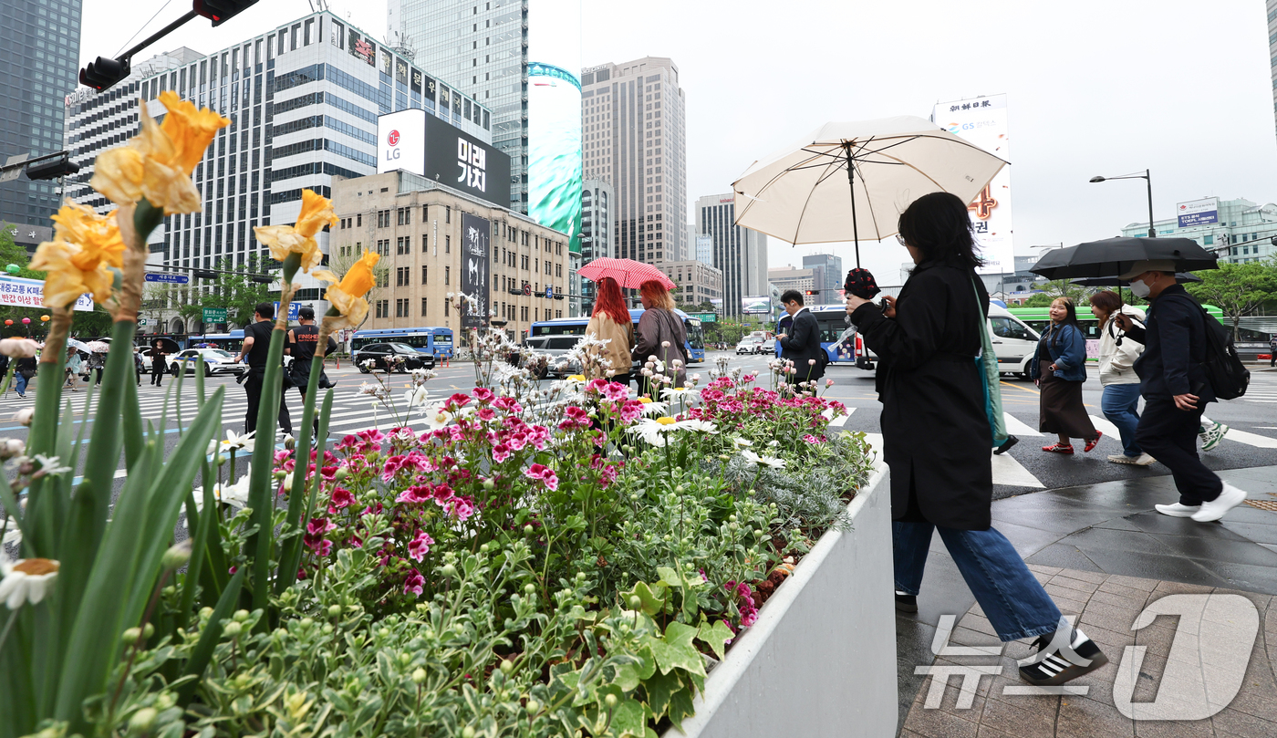 (서울=뉴스1) 최지환 기자 = 봄비가 내린 20일 오후 서울 종로구 광화문광장에서 시민들이 우산을 쓰고 발걸음을 옮기고 있다. 2026.4.20/뉴스1