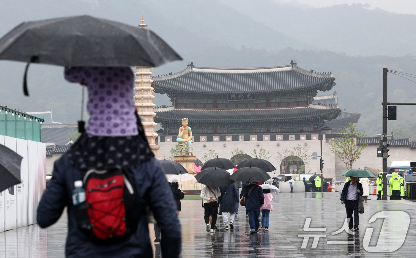 (서울=뉴스1) 최지환 기자 = 봄비가 내린 20일 오후 서울 종로구 광화문광장에서 시민들이 우산을 쓰고 발걸음을 옮기고 있다. 2026.4.20/뉴스1