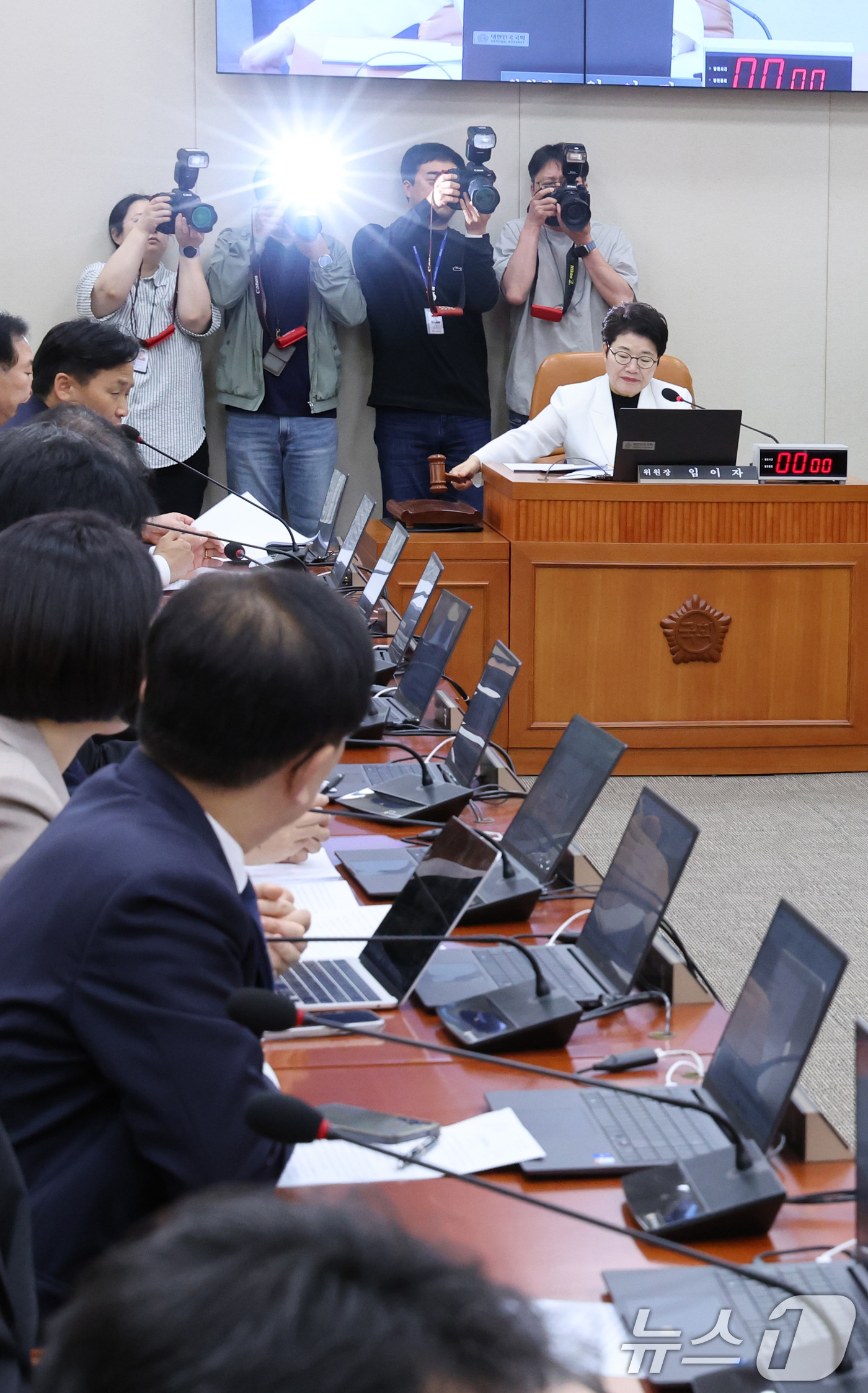 (서울=뉴스1) 신웅수 기자 = 임이자 위원장이 20일 서울 여의도 국회에서 열린 재정경제기획위원회 전체회의에서 한국은행 총재후보자(신현송) 인사청문경과보고서 채택의 건을 가결하고 …