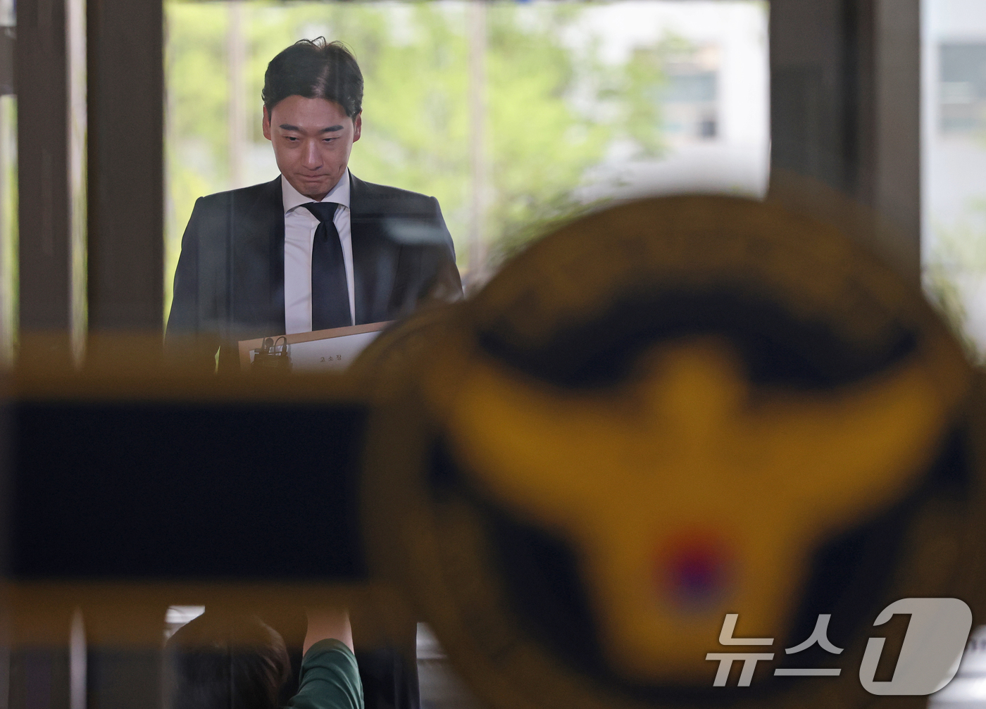 (서울=뉴스1) 오대일 기자 = 창원NC파크 외장 구조물 추락 사고사 유족측 법률대리인인 이규성(법무법인 해율) 변호사가 20일 오후 서울 강남경찰서에서 NC다이노스 구단 측을 중 …