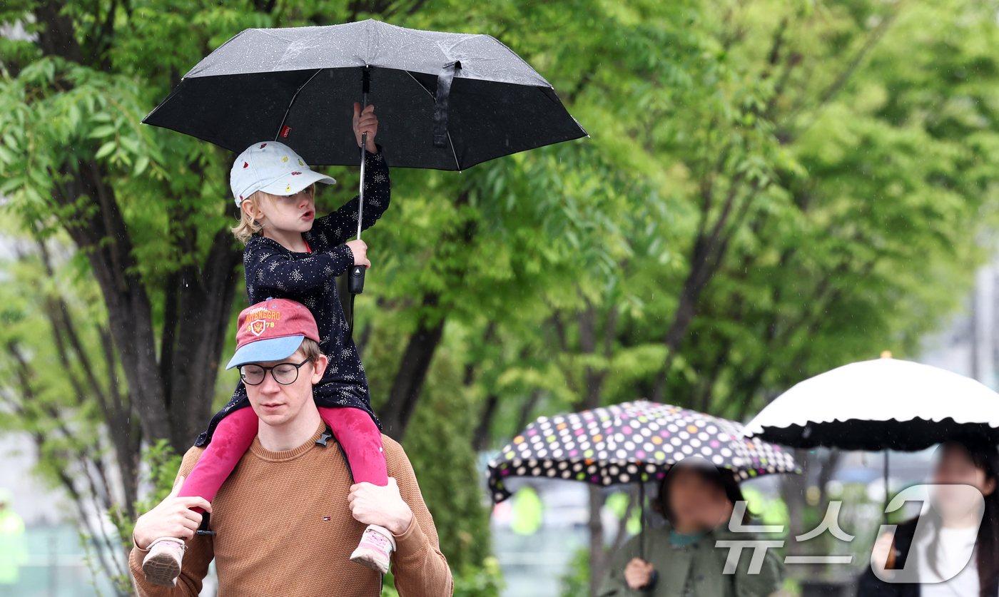 (서울=뉴스1) 최지환 기자 = 봄비가 내린 20일 오후 서울 종로구 광화문광장에서 외국인 관광객이 우산을 쓰고 발걸음을 옮기고 있다. 2026.4.20/뉴스1