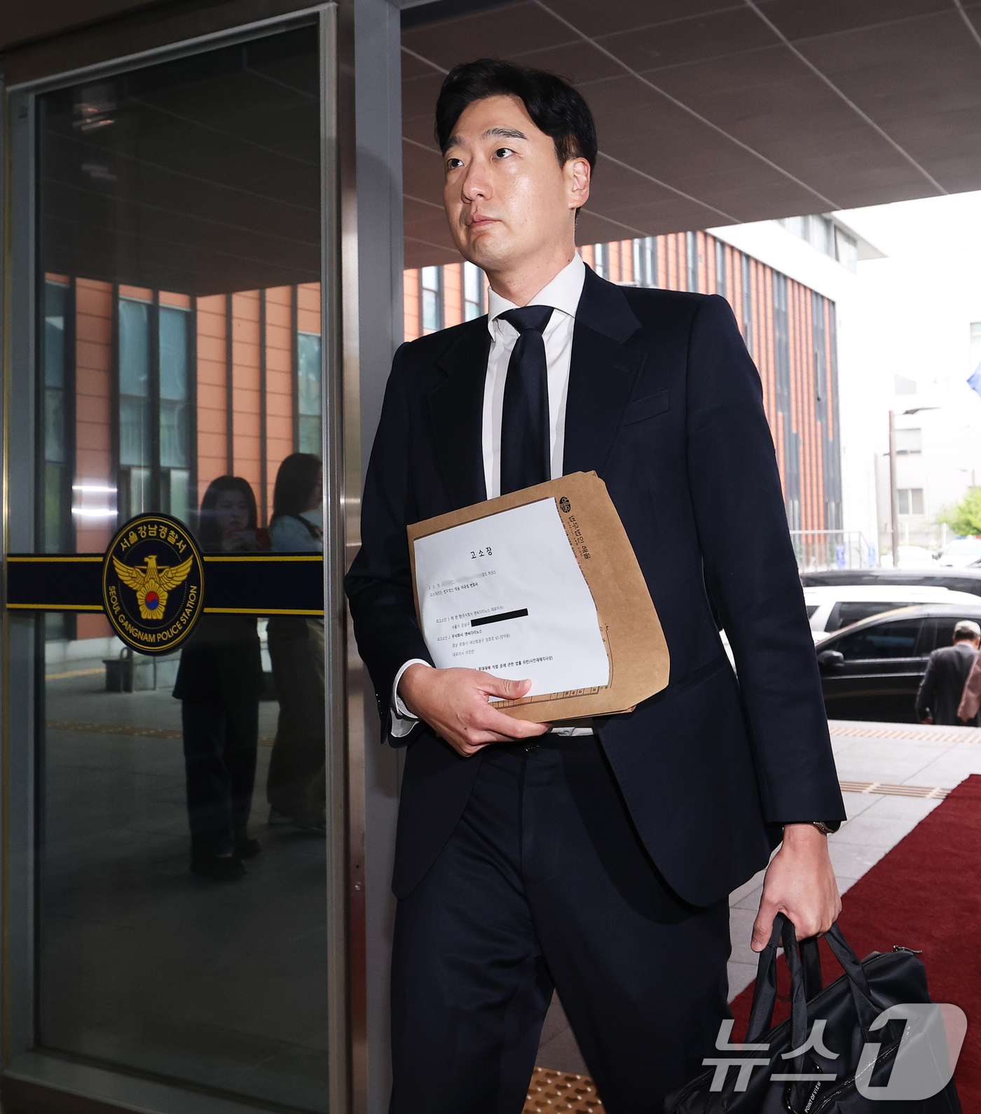 (서울=뉴스1) 오대일 기자 = 창원NC파크 외장 구조물 추락 사고사 유족을 대리하는 이규성(법무법인 해율) 변호사가 20일 오후 서울 강남경찰서에서 NC다이노스 구단 측을 중대재 …