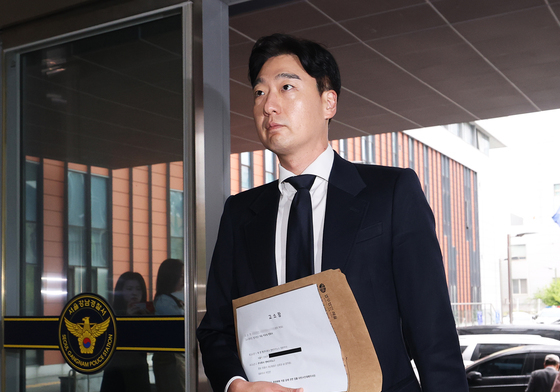 고소장 든 창원NC파크 사고 유족 법률대리인