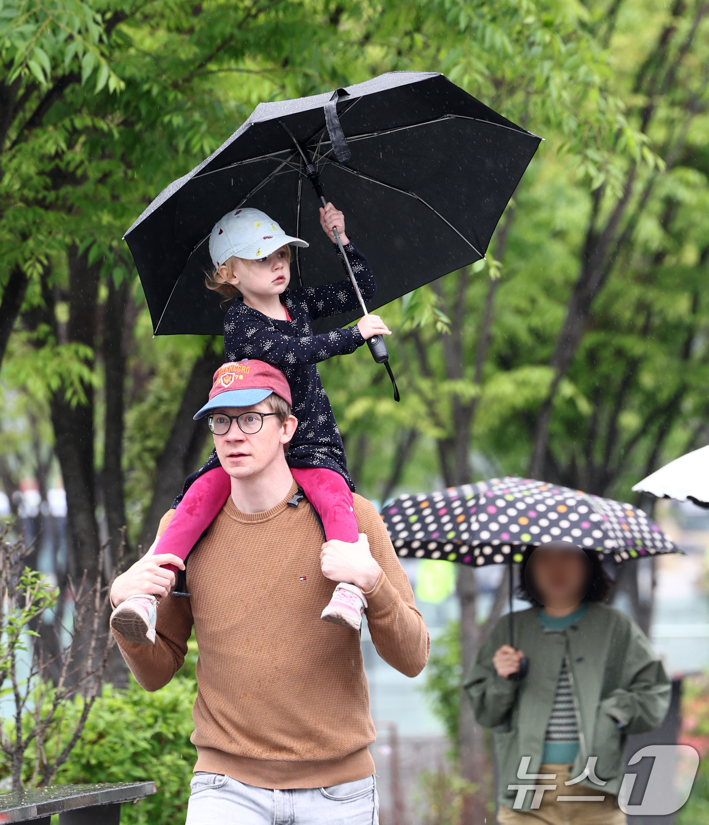 (서울=뉴스1) 최지환 기자 = 봄비가 내린 20일 오후 서울 종로구 광화문광장에서 외국인 관광객이 우산을 쓰고 발걸음을 옮기고 있다. 2026.4.20/뉴스1