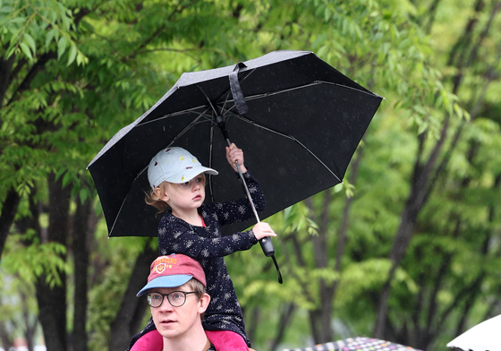 '아빠 어깨 올라'