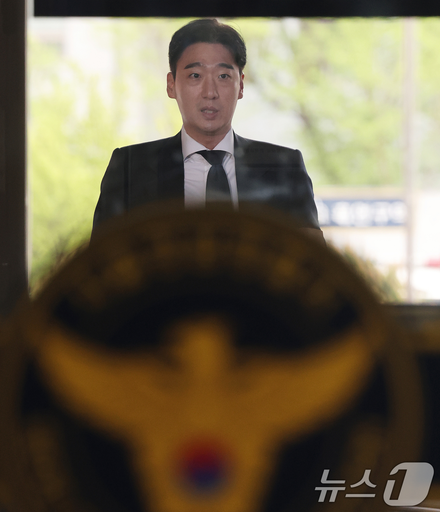 (서울=뉴스1) 오대일 기자 = 창원NC파크 외장 구조물 추락 사고사 유족측 법률대리인인 이규성(법무법인 해율) 변호사가 20일 오후 서울 강남경찰서에서 NC다이노스 구단 측을 중 …