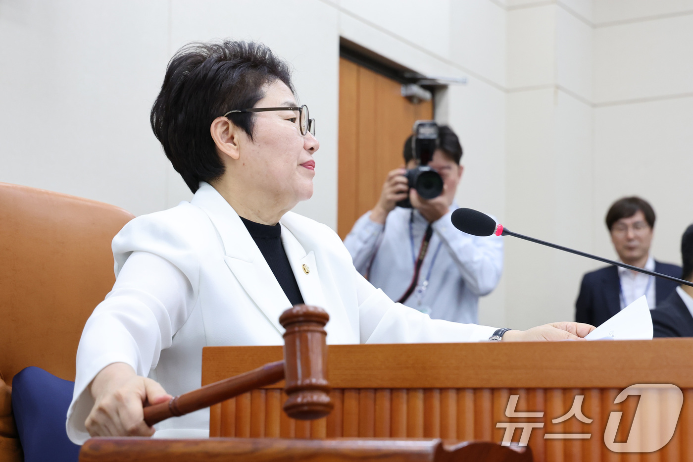 (서울=뉴스1) 신웅수 기자 = 임이자 위원장이 20일 서울 여의도 국회에서 열린 재정경제기획위원회 전체회의에서 한국은행 총재후보자(신현송) 인사청문경과보고서 채택의 건을 가결하고 …