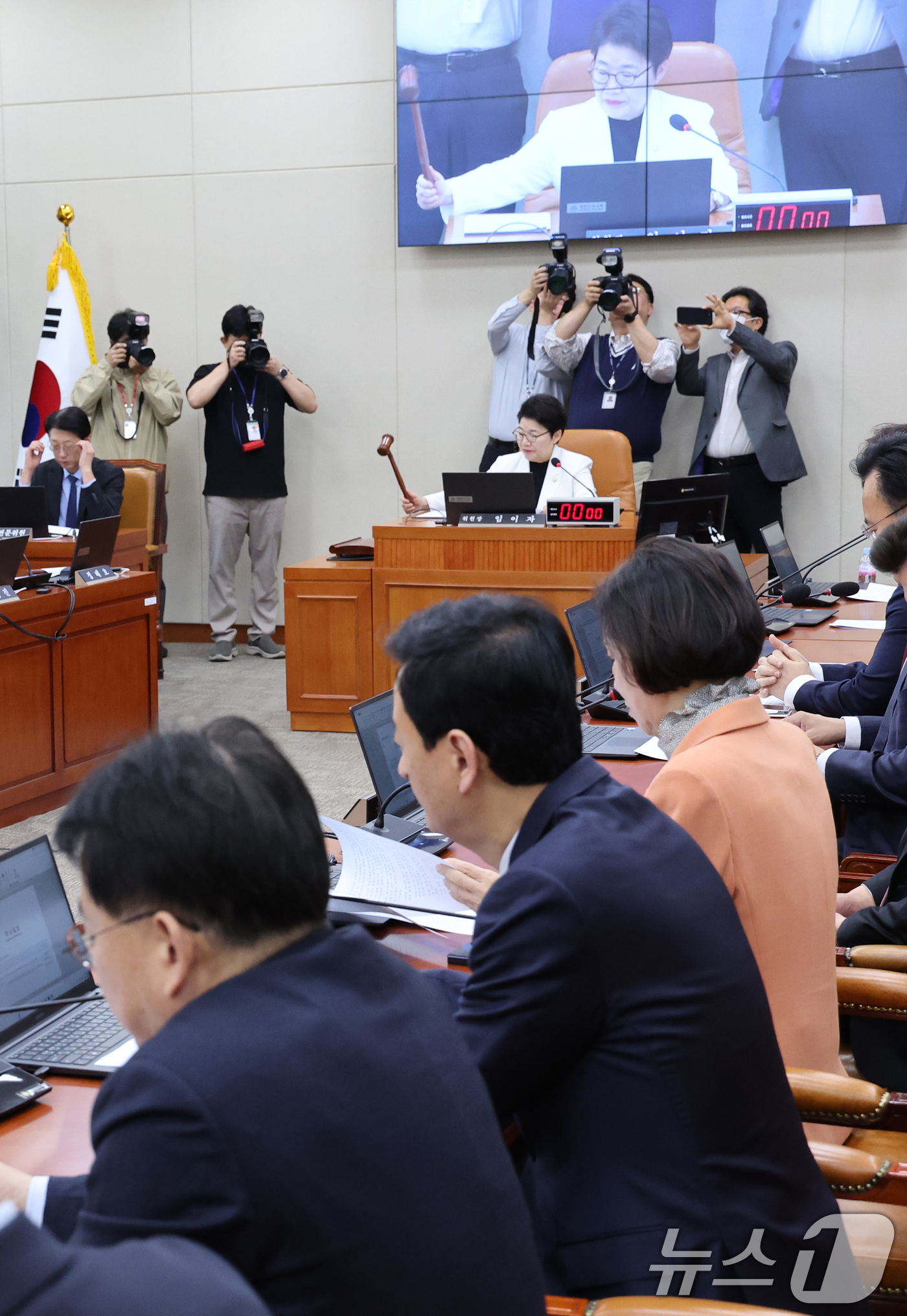 (서울=뉴스1) 신웅수 기자 = 임이자 위원장이 20일 서울 여의도 국회에서 열린 재정경제기획위원회 전체회의에서 한국은행 총재후보자(신현송) 인사청문경과보고서 채택의 건을 가결하고 …