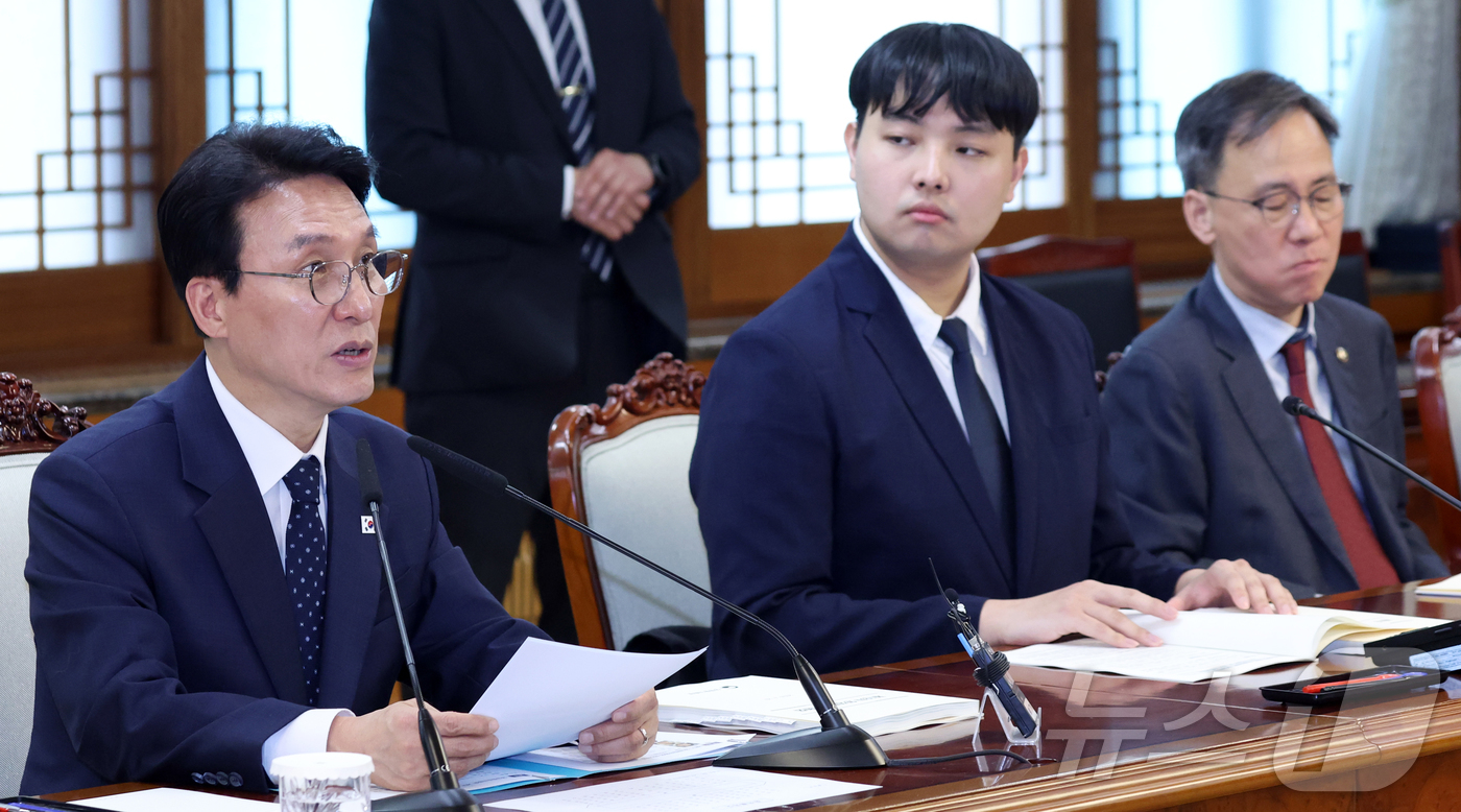 (서울=뉴스1) 김명섭 기자 = 김민석 국무총리가 20일 오후 서울 종로구 세종대로 정부서울청사에서 열린 제19차 양성평등위원회에서 모두 발언을 하고 있다.