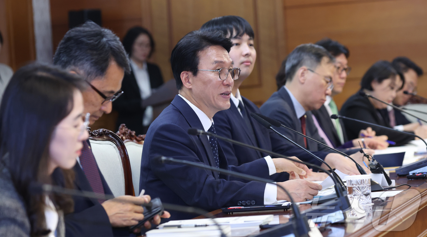 (서울=뉴스1) 김명섭 기자 = 김민석 국무총리가 20일 오후 서울 종로구 세종대로 정부서울청사에서 열린 제19차 양성평등위원회에서 모두 발언을 하고 있다.