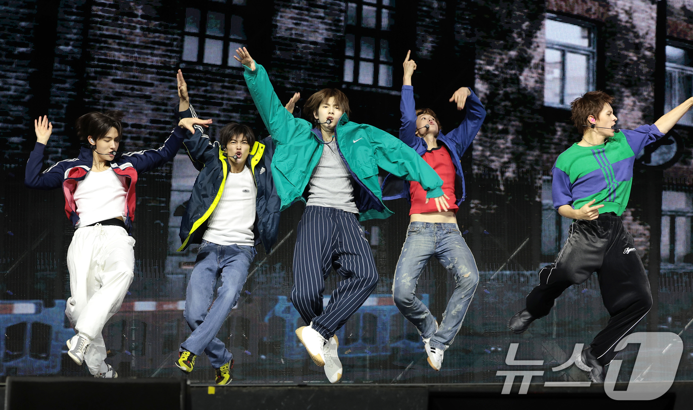 (서울=뉴스1) 권현진 기자 = 그룹 코르티스(CORTIS)가 20일 서울 광진구 예스24라이브홀에서 열린 미니 2집 'GREENGREEN'(그린그린) 발매 쇼케이스에서 타이틀 곡 …