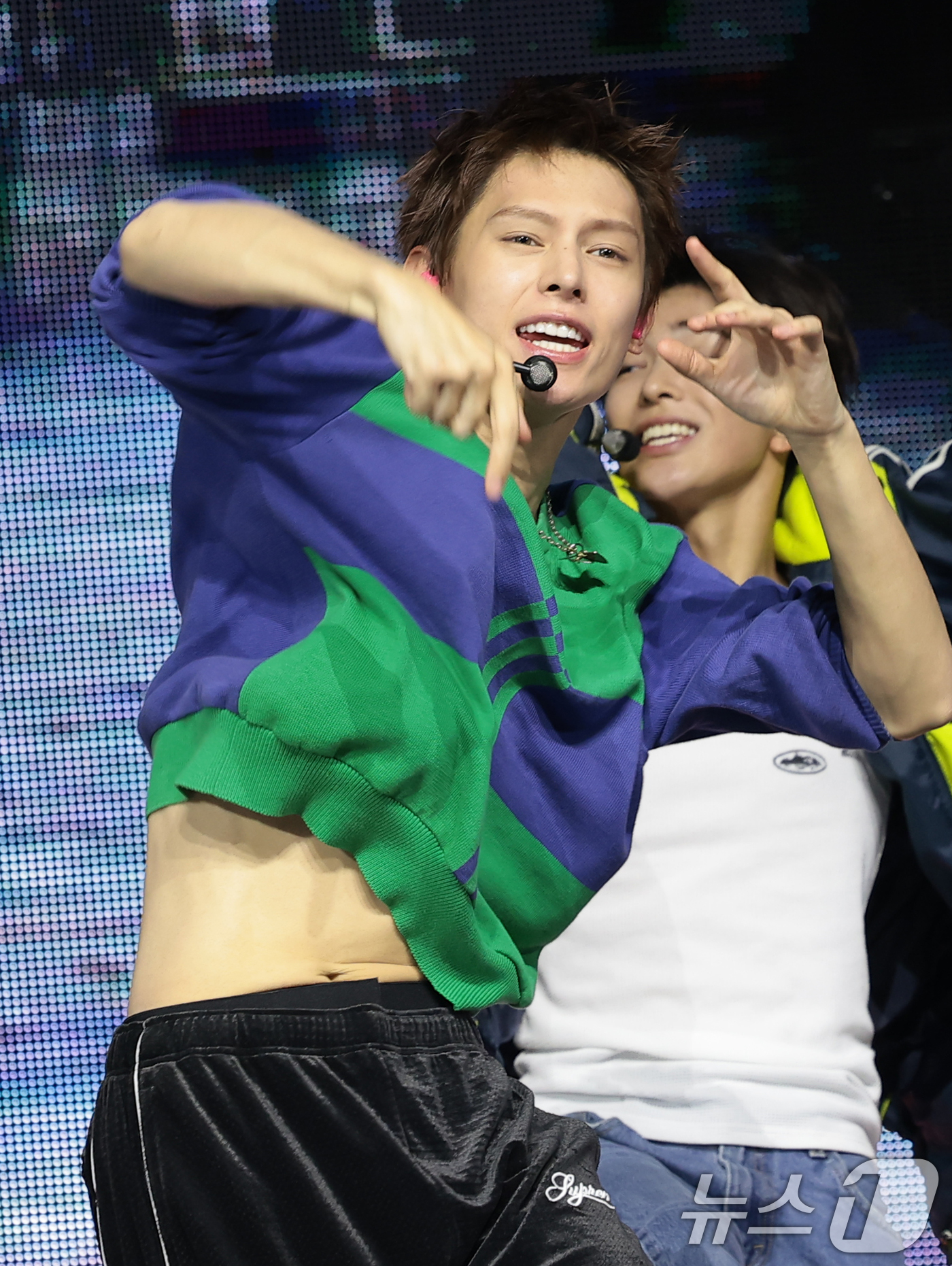 (서울=뉴스1) 권현진 기자 = 그룹 코르티스(CORTIS) 제임스가 20일 서울 광진구 예스24라이브홀에서 열린 미니 2집 'GREENGREEN'(그린그린) 발매 쇼케이스에서 타 …