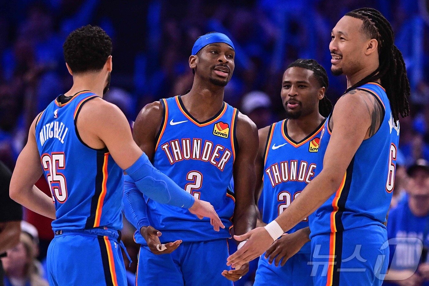 본문 이미지 - 오클라호마시티 선더의 샤이 길저스 알렉산더(왼쪽에서 두 번째). ⓒ AFP=뉴스1