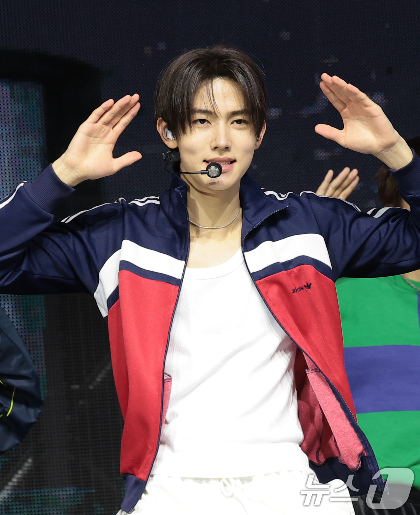 (서울=뉴스1) 권현진 기자 = 그룹 코르티스(CORTIS) 성현이 20일 서울 광진구 예스24라이브홀에서 열린 미니 2집 'GREENGREEN'(그린그린) 발매 쇼케이스에서 타이 …