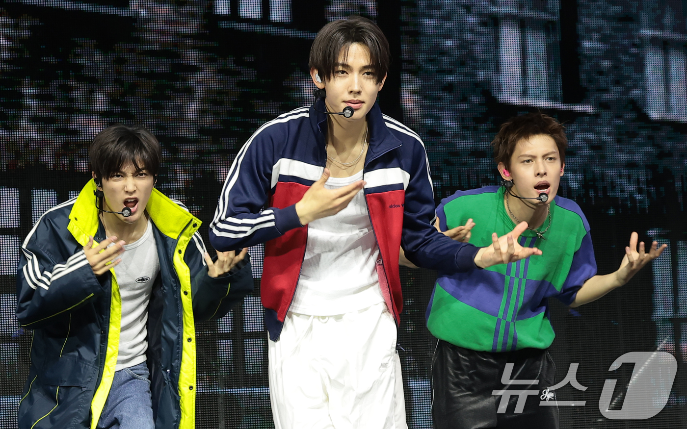 (서울=뉴스1) 권현진 기자 = 그룹 코르티스(CORTIS) 건호(왼쪽부터)와 성현, 제임스가 20일 서울 광진구 예스24라이브홀에서 열린 미니 2집 'GREENGREEN'(그린그 …