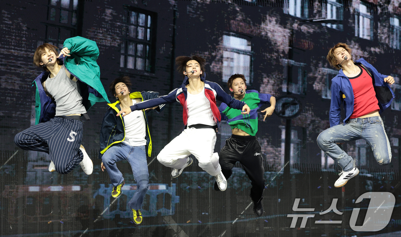 (서울=뉴스1) 권현진 기자 = 그룹 코르티스(CORTIS)가 20일 서울 광진구 예스24라이브홀에서 열린 미니 2집 'GREENGREEN'(그린그린) 발매 쇼케이스에서 타이틀 곡 …