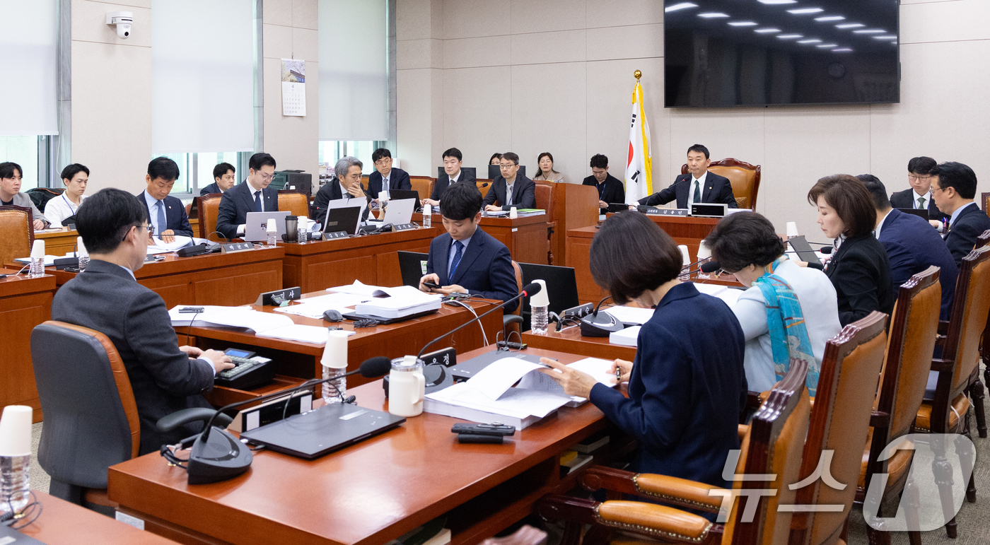 (서울=뉴스1) 이승배 기자 = 20일 서울 여의도 국회에서 열린 제434회국회(임시회) 법제사법위원회 제2차 법안심사제1소위원회에서 김용민 소위원장이 의사진행을 하고 있다. 20 …