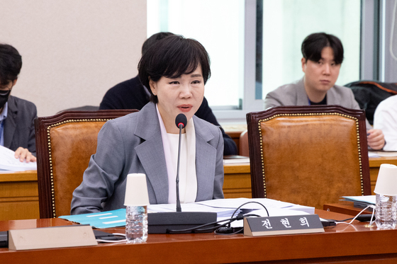 인사말하는 전현희 위원