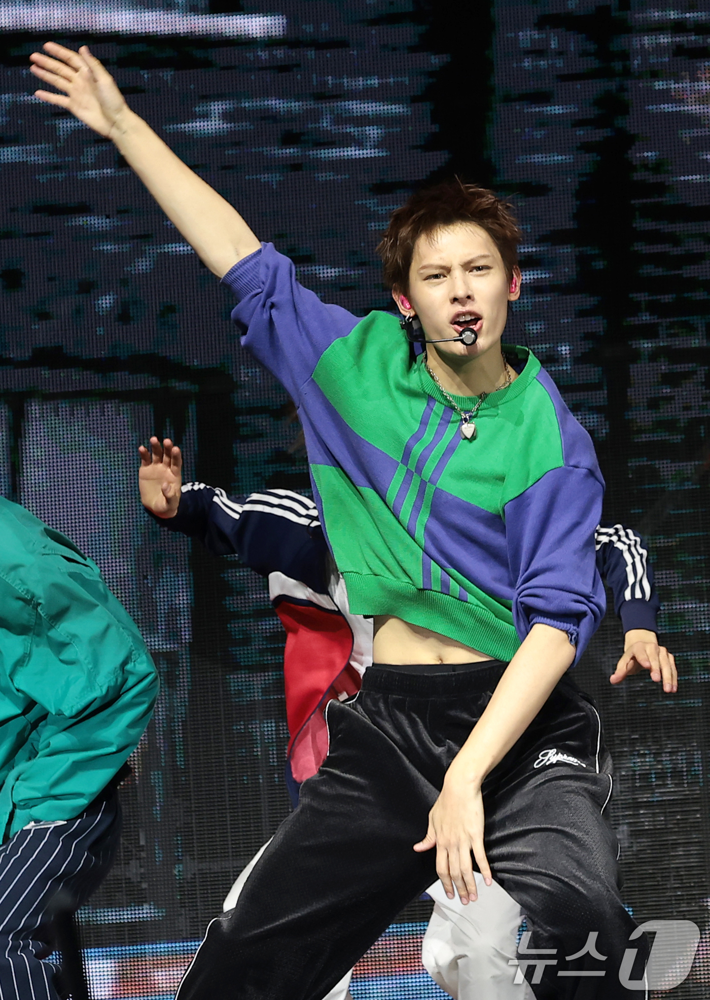 (서울=뉴스1) 권현진 기자 = 그룹 코르티스(CORTIS) 제임스가 20일 서울 광진구 예스24라이브홀에서 열린 미니 2집 'GREENGREEN'(그린그린) 발매 쇼케이스에서 타 …