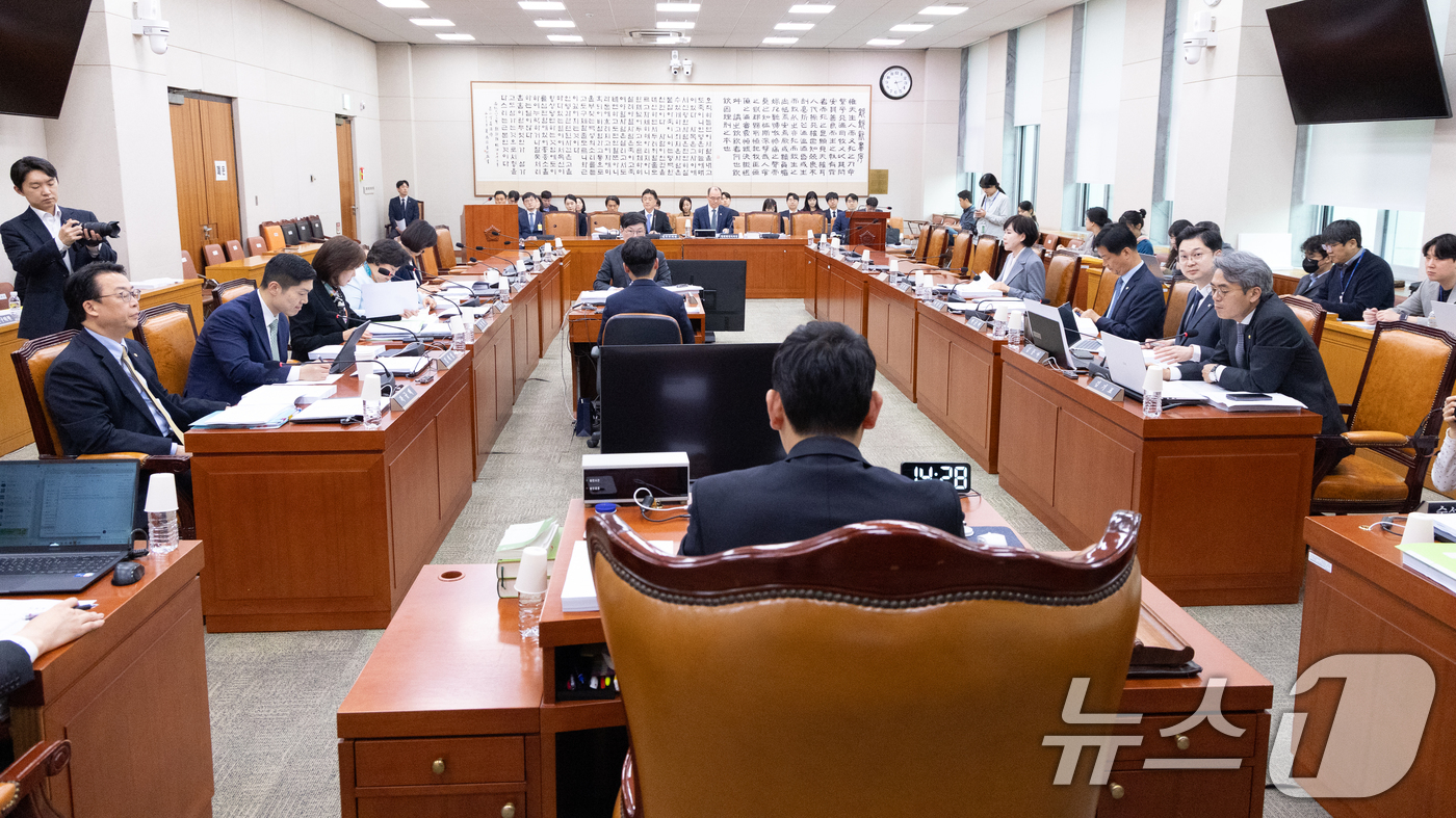 (서울=뉴스1) 이승배 기자 = 20일 서울 여의도 국회에서 열린 제434회국회(임시회) 법제사법위원회 제2차 법안심사제1소위원회에서 김용민 소위원장이 의사진행을 하고 있다. 20 …