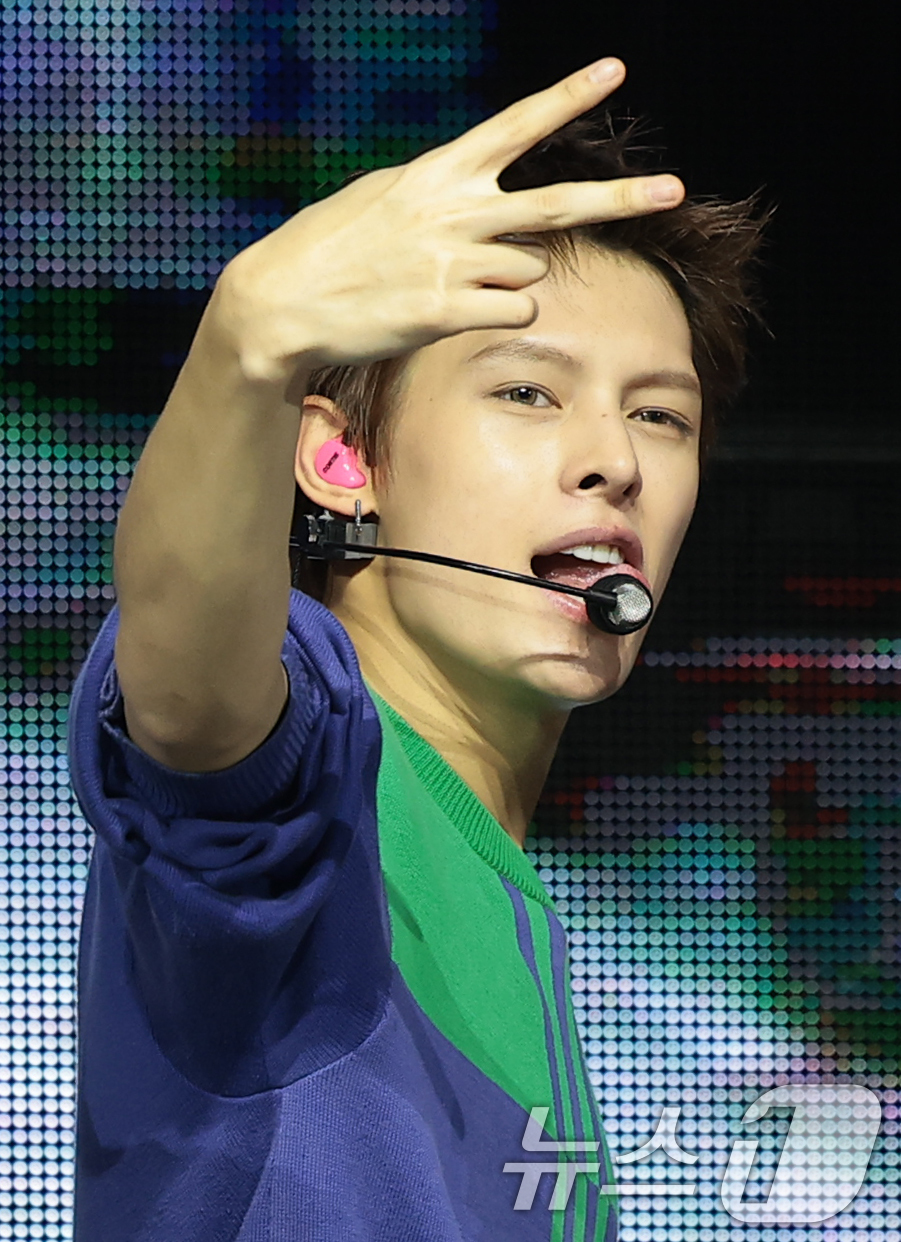 (서울=뉴스1) 권현진 기자 = 그룹 코르티스(CORTIS) 제임스가 20일 서울 광진구 예스24라이브홀에서 열린 미니 2집 'GREENGREEN'(그린그린) 발매 쇼케이스에서 타 …