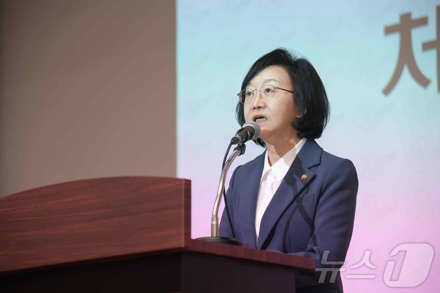 (서울=뉴스1) = 오유경 식품의약품안전처장이 20일 충북 청주 식품의약품안전처 대강당에서 열린 공직자 입교 및 임용장 수여식에서 환영사를 하고 있다. (식품의약품안전처 제공. 재 …