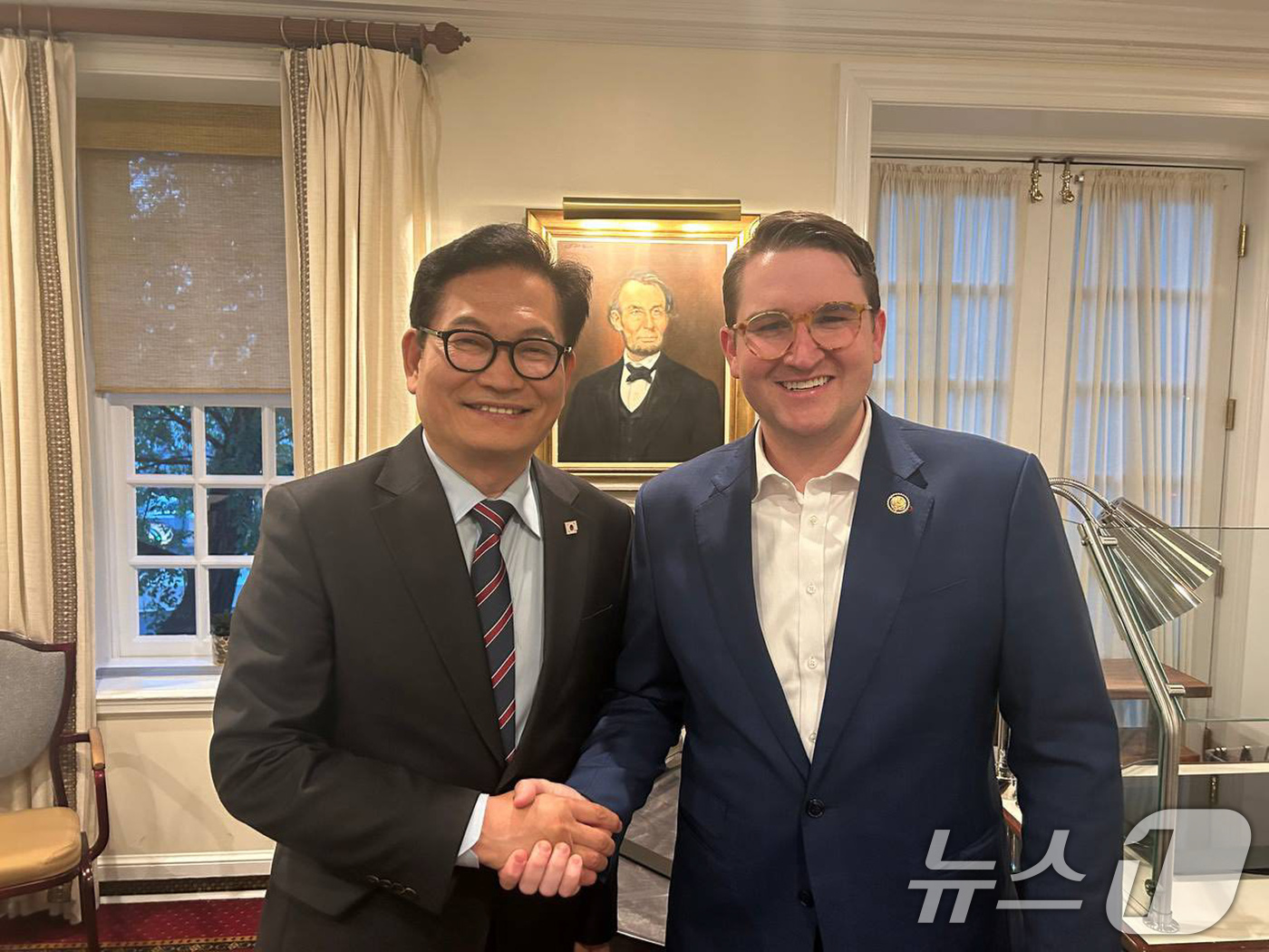 (서울=뉴스1) = 송영길 전 더불어민주당 대표가 지난 14일부터 6박 8일간의 미국 워싱턴DC 방문 일정 중 에디슨 맥도웰 노스캐롤라이나 지역구 연방하원의원과 만나 기념 촬영을 …