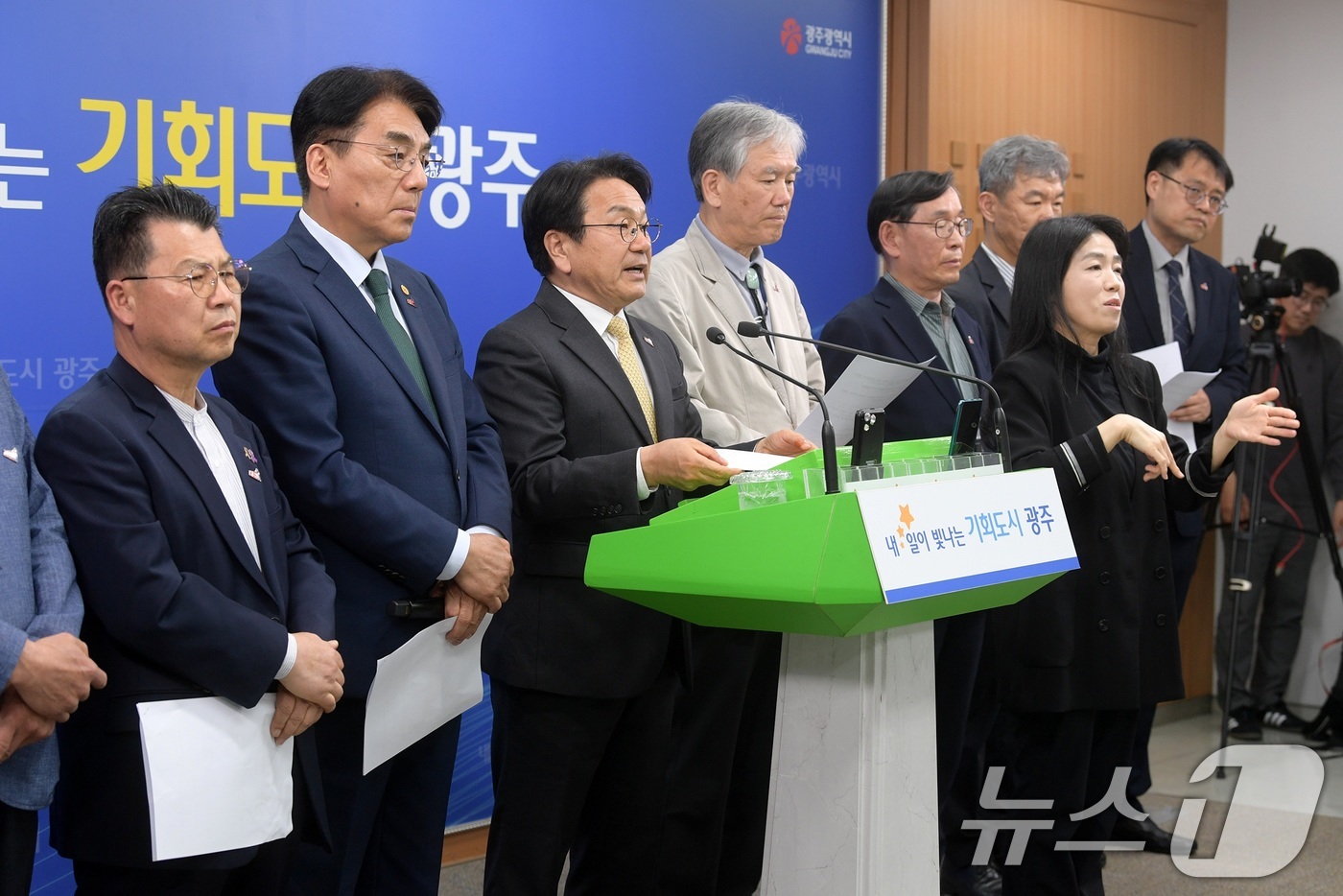 (광주=뉴스1) 이수민 기자 = 강기정 광주광역시장이 20일 시청 브리핑실에서 기자회견을 열고, 5·18정신의 대한민국 헌법 전문 수록을 제22대 국회에 공식 촉구하고 있다. (광 …