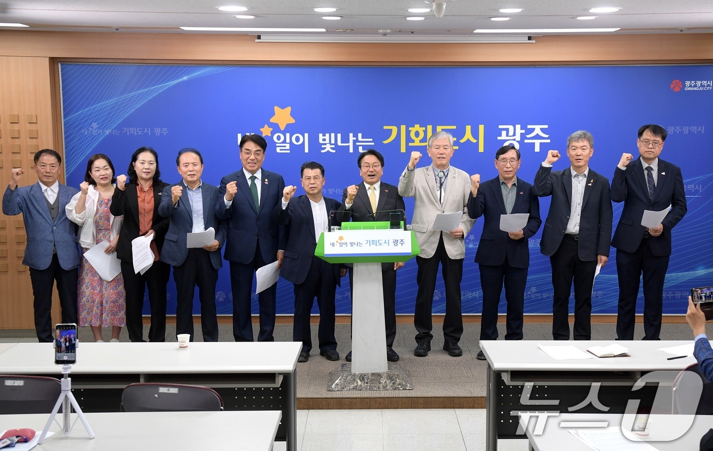 (광주=뉴스1) 이수민 기자 = 강기정 광주광역시장이 20일 시청 브리핑실에서 기자회견을 열고, 5·18정신의 대한민국 헌법 전문 수록을 제22대 국회에 공식 촉구하고 있다. (광 …