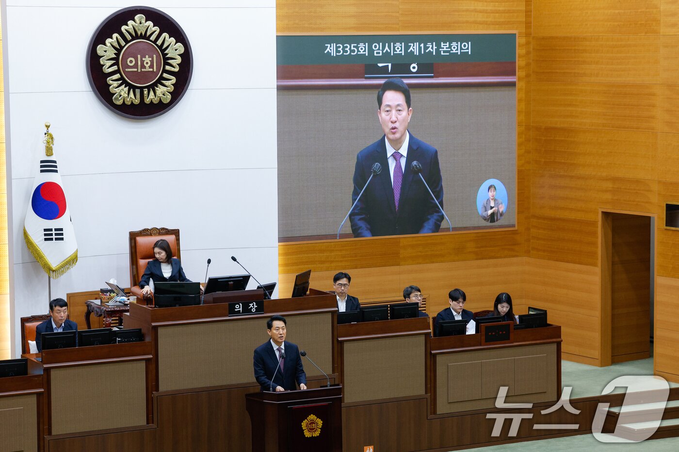 본문 이미지 - 오세훈 서울시장이 20일 오후 중구 서울시의회에서 열린 제335회 임시회 제1차 본회의에 참석해 2026년도 제1회 추가경정예산안 제출에 따른 시정연설을 하고 있다. 2026.4.20 ⓒ 뉴스1 안은나 기자