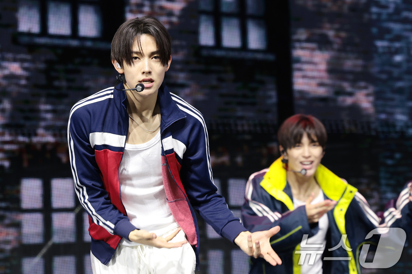 (서울=뉴스1) 권현진 기자 = 그룹 코르티스(CORTIS) 성현이 20일 서울 광진구 예스24라이브홀에서 열린 미니 2집 'GREENGREEN'(그린그린) 발매 쇼케이스에서 타이 …