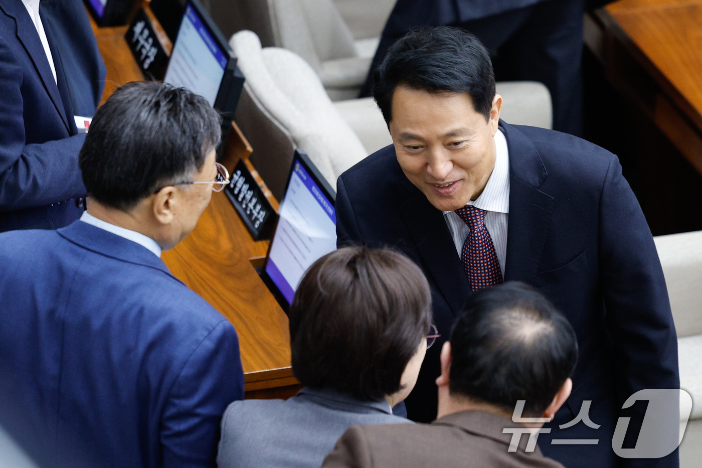 (서울=뉴스1) 안은나 기자 = 오세훈 서울시장이 20일 오후 중구 서울시의회에서 제335회 임시회 제1차 본회의 산회 후 의원들과 인사를 나누고 있다. 2026.4.20/뉴스1