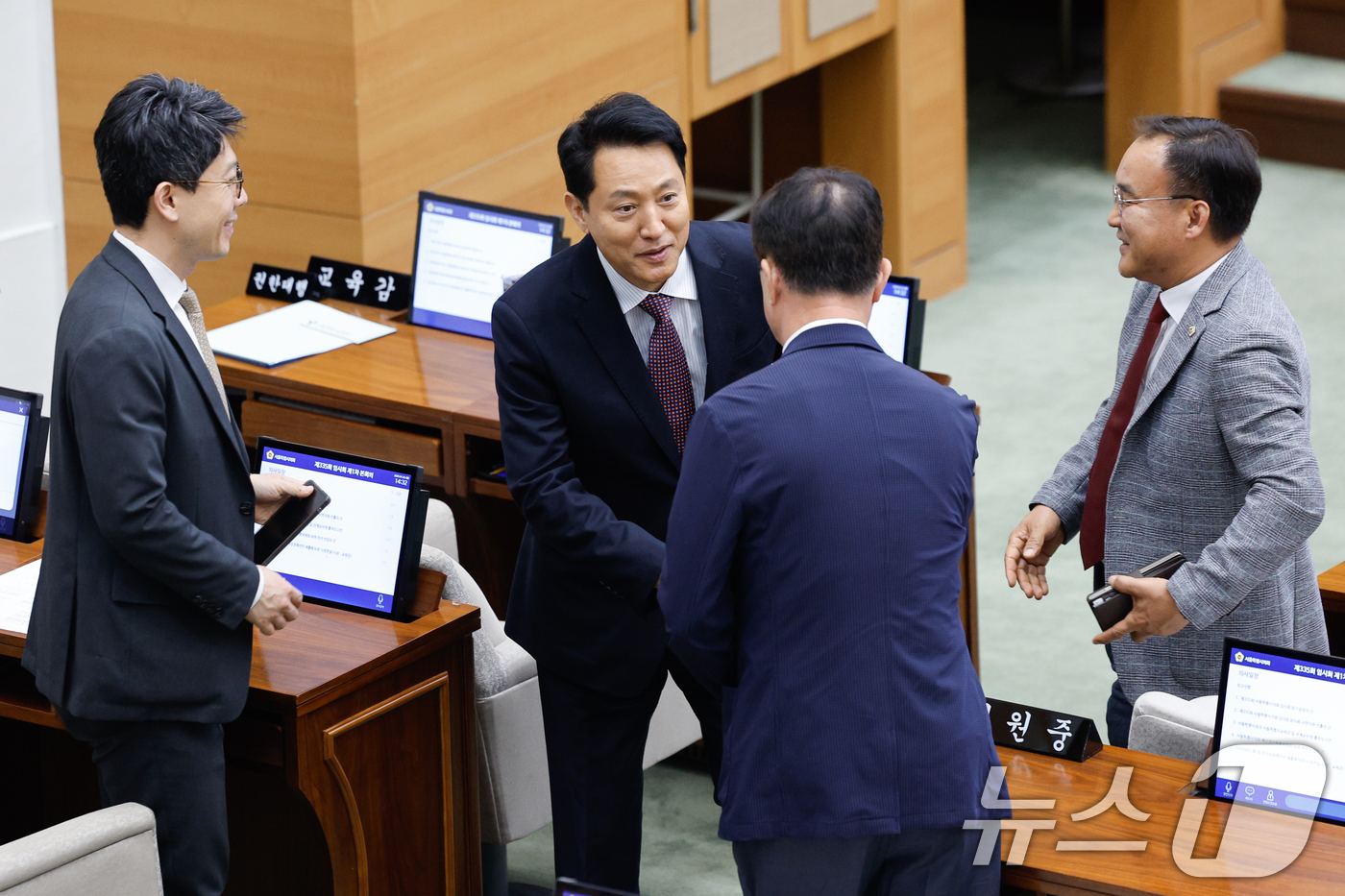 (서울=뉴스1) 안은나 기자 = 오세훈 서울시장이 20일 오후 중구 서울시의회에서 제335회 임시회 제1차 본회의 산회 후 의원들과 인사를 나누고 있다. 2026.4.20/뉴스1