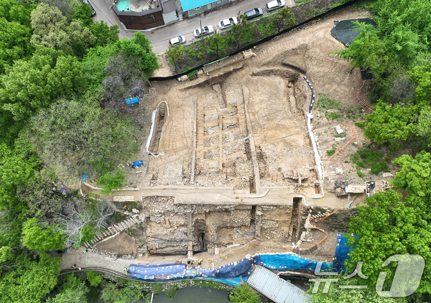 (대구=뉴스1) 공정식 기자 = 20일 오후 대구 중구 달성공원 내 '대구 달성(사적) 남측 성벽 문화유산 발굴' 현장에서 공개 설명회가 열리고 있다.이번 조사는 '대구 달성'에 …