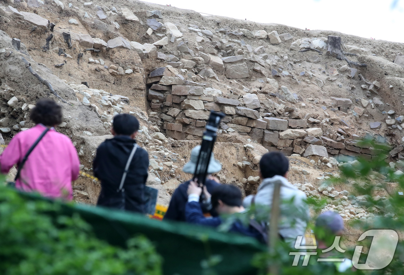 (대구=뉴스1) 공정식 기자 = 20일 오후 대구 중구 달성공원 내 '대구 달성(사적) 남측 성벽 문화유산 발굴' 현장에서 공개 설명회가 열리고 있다.이번 조사는 '대구 달성'에 …