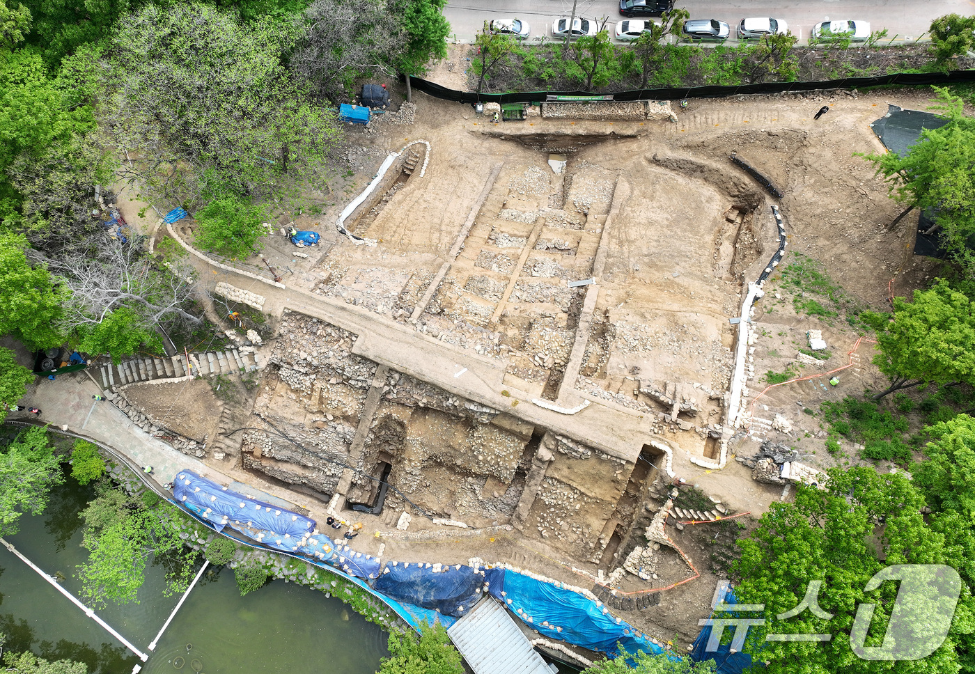 (대구=뉴스1) 공정식 기자 = 20일 오후 대구 중구 달성공원 내 '대구 달성(사적) 남측 성벽 문화유산 발굴' 현장에서 공개 설명회가 열리고 있다.이번 조사는 '대구 달성'에 …