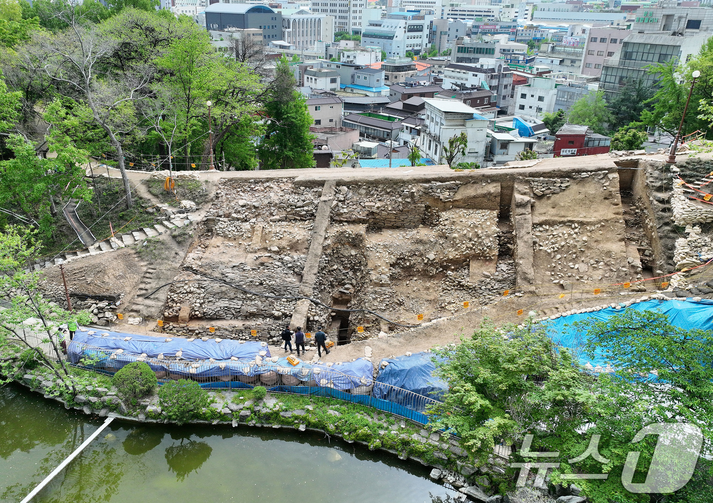 (대구=뉴스1) 공정식 기자 = 20일 오후 대구 중구 달성공원 내 '대구 달성(사적) 남측 성벽 문화유산 발굴' 현장에서 공개 설명회가 열리고 있다.이번 조사는 '대구 달성'에 …