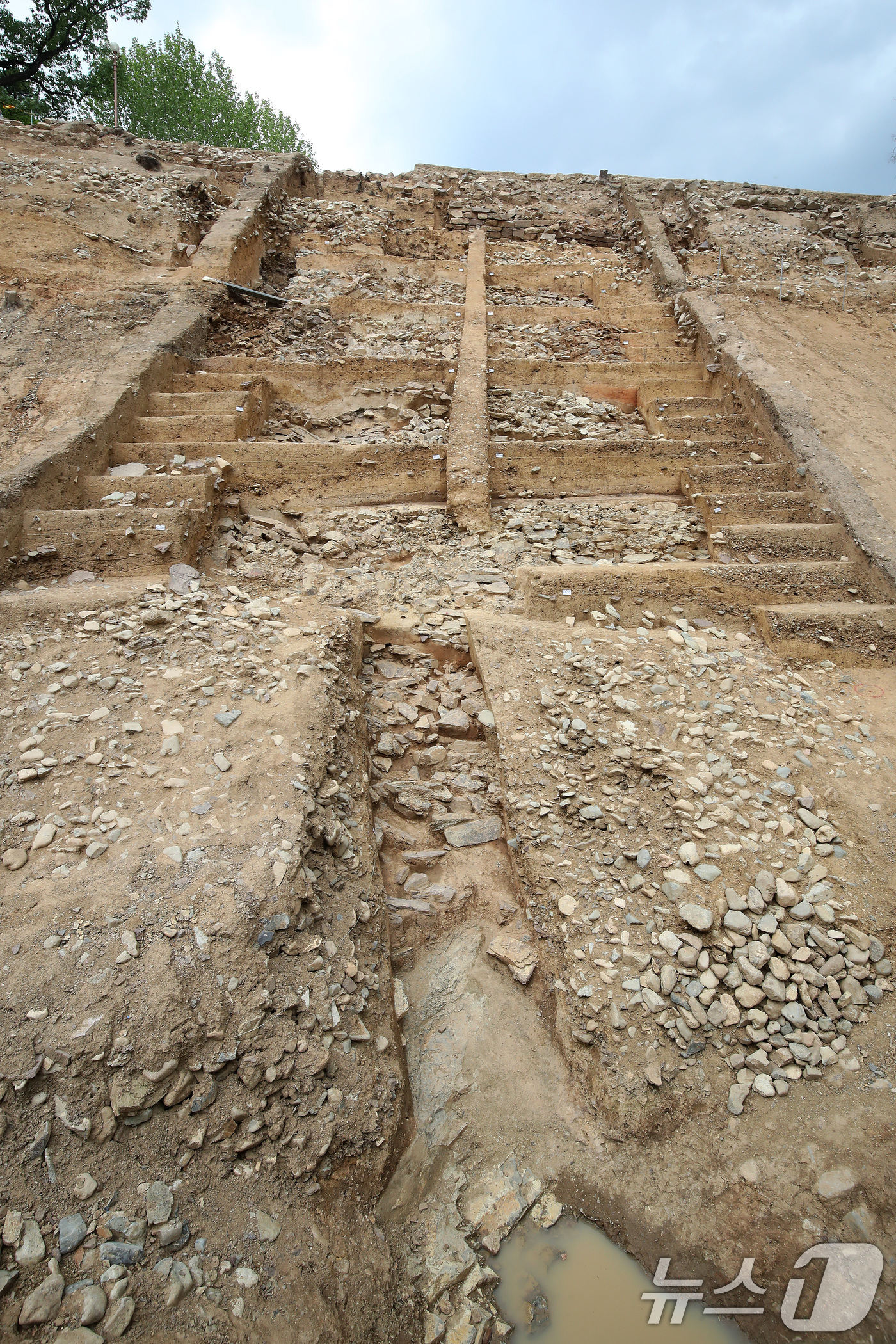 (대구=뉴스1) 공정식 기자 = 20일 오후 대구 중구 달성공원 내 '대구 달성(사적) 남측 성벽 문화유산 발굴' 현장에서 공개 설명회가 열리고 있다.이번 조사는 '대구 달성'에 …