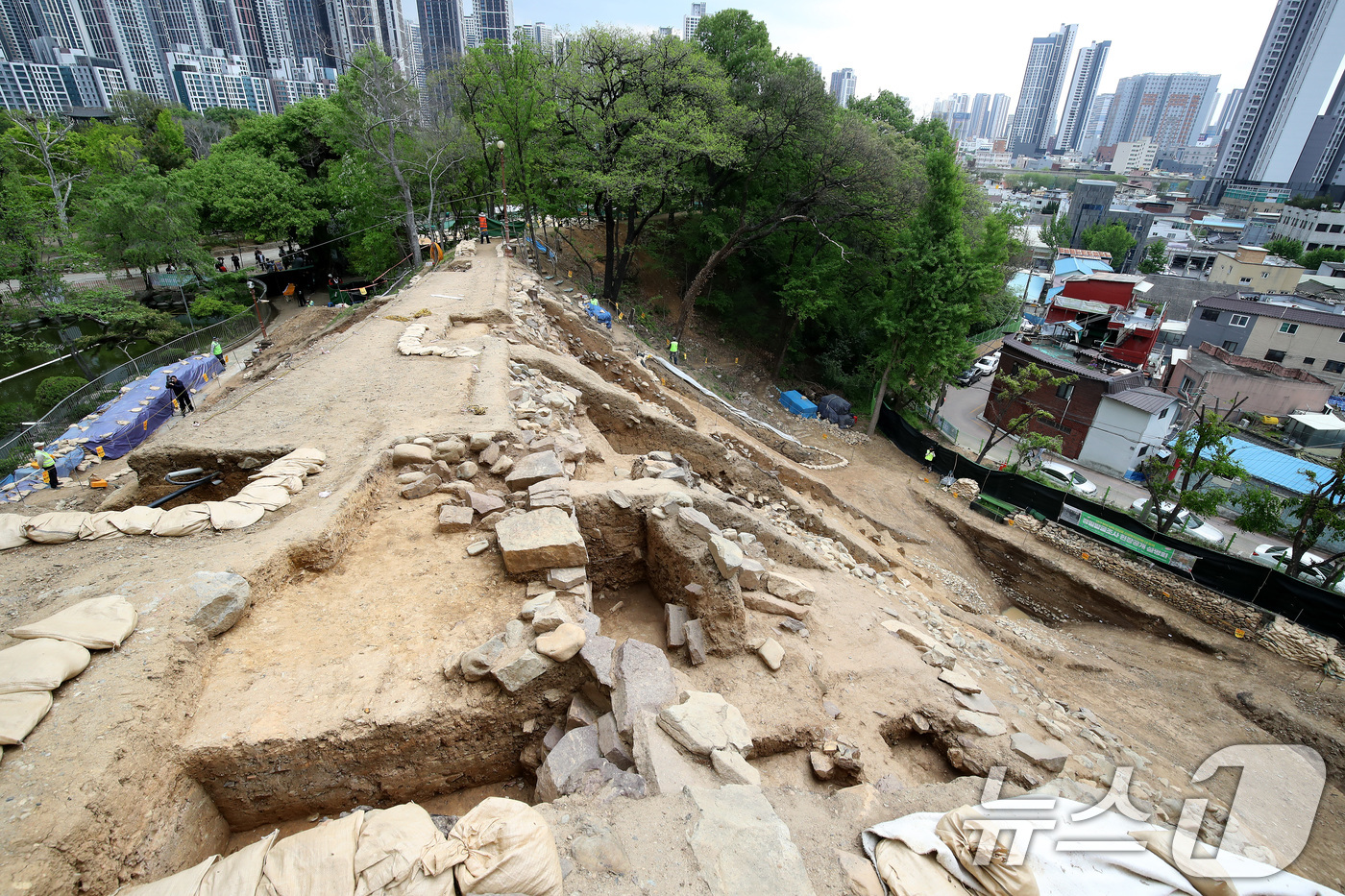 (대구=뉴스1) 공정식 기자 = 20일 오후 대구 중구 달성공원 내 '대구 달성(사적) 남측 성벽 문화유산 발굴' 현장에서 공개 설명회가 열리고 있다.이번 조사는 '대구 달성'에 …