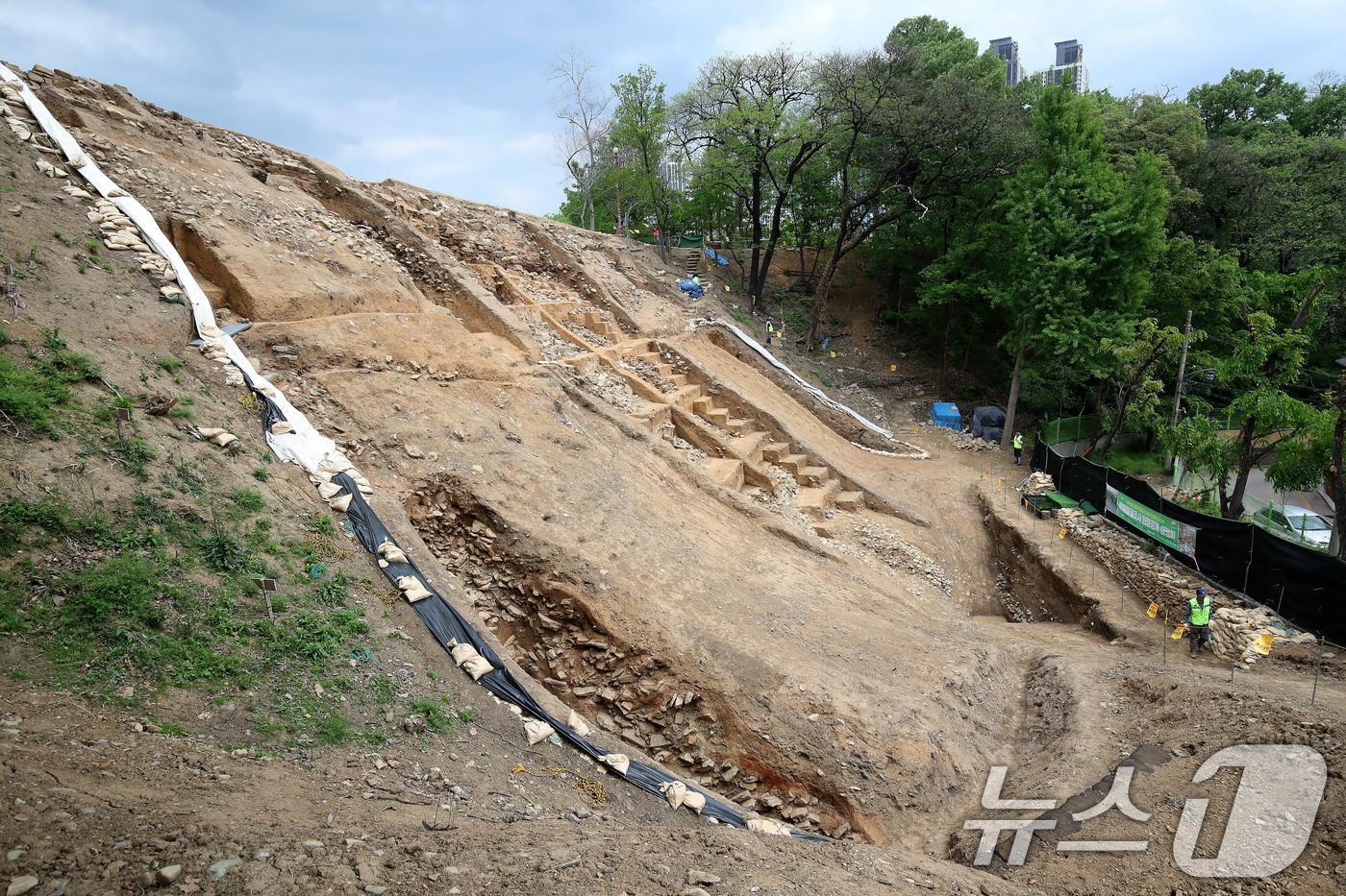 (대구=뉴스1) 공정식 기자 = 20일 오후 대구 중구 달성공원 내 '대구 달성(사적) 남측 성벽 문화유산 발굴' 현장에서 공개 설명회가 열리고 있다.이번 조사는 '대구 달성'에 …