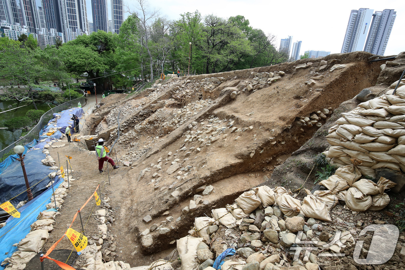 (대구=뉴스1) 공정식 기자 = 20일 오후 대구 중구 달성공원 내 '대구 달성(사적) 남측 성벽 문화유산 발굴' 현장에서 공개 설명회가 열리고 있다.이번 조사는 '대구 달성'에 …