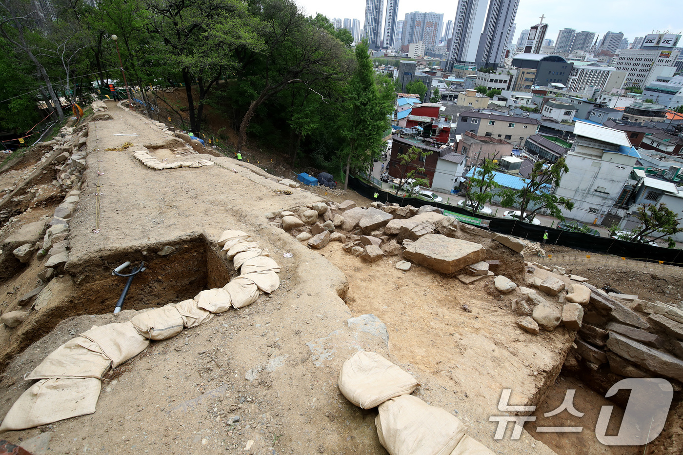 (대구=뉴스1) 공정식 기자 = 20일 오후 대구 중구 달성공원 내 '대구 달성(사적) 남측 성벽 문화유산 발굴' 현장에서 공개 설명회가 열리고 있다.이번 조사는 '대구 달성'에 …